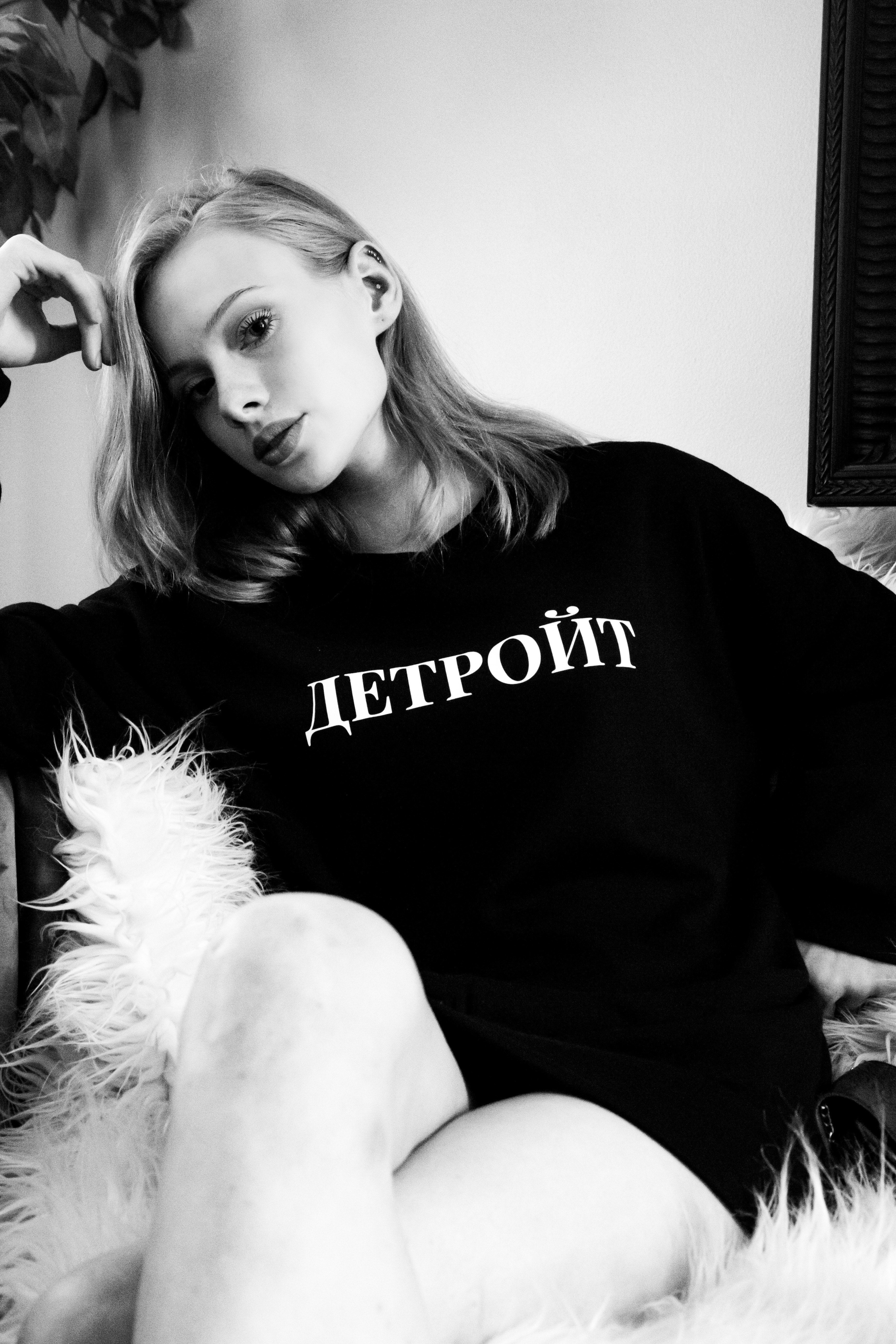 the detroiter || Cyrillic Detroit unisex oversized black fleece sweater with side zippers